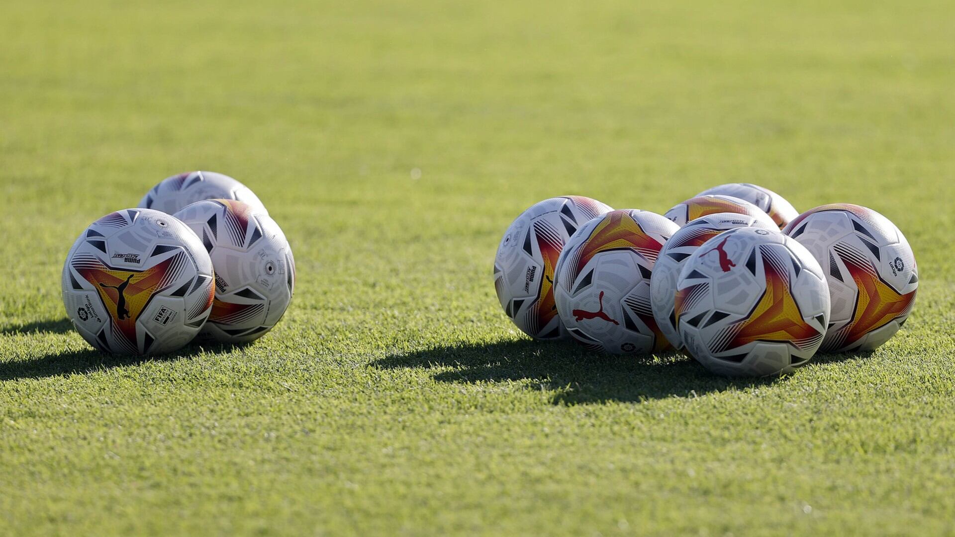 Los balones esperan a los futbolistas