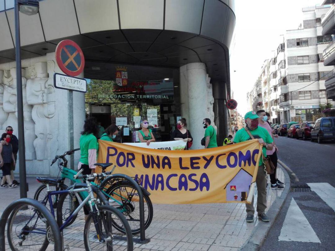 Momento de la concentración la pasada semana contra el desahucio que ya tiene solución habitacional