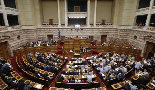 Panorámica del Parlamento griego durante el debate del tercer rescate financiero.