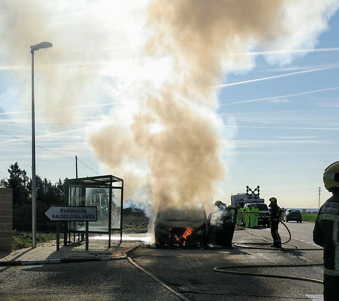 Microbús ardiendo cerca de El Casar