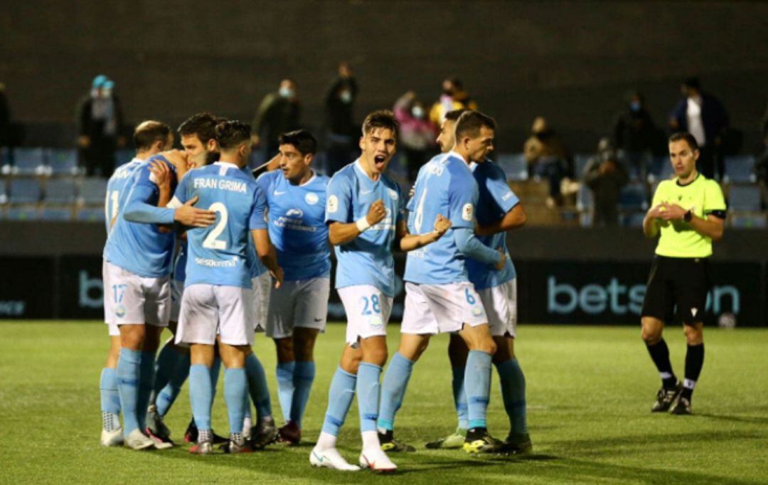 Los jugadores de la Ud celebran el gol de Castel