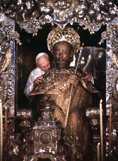 El papa Juan Pablo II abraza a Santiago Apóstol en 1989