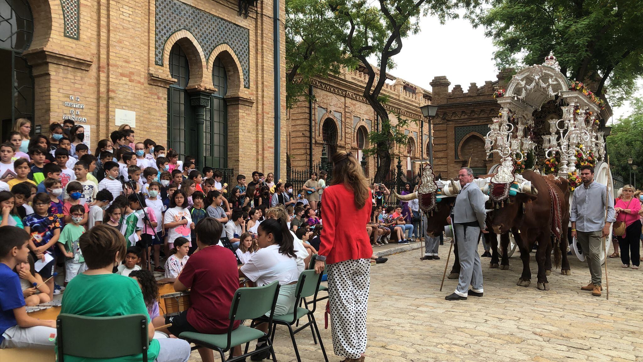 Niños del Colegio Ortiz de Zúñiga cantando ante el Sinpecado del Cerro