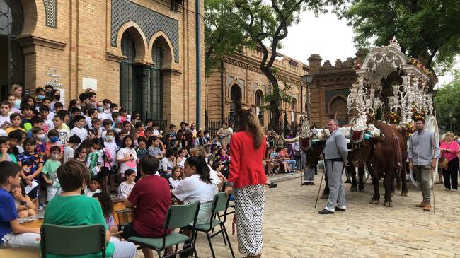 Niños del Colegio Ortiz de Zúñiga cantando ante el Sinpecado del Cerro