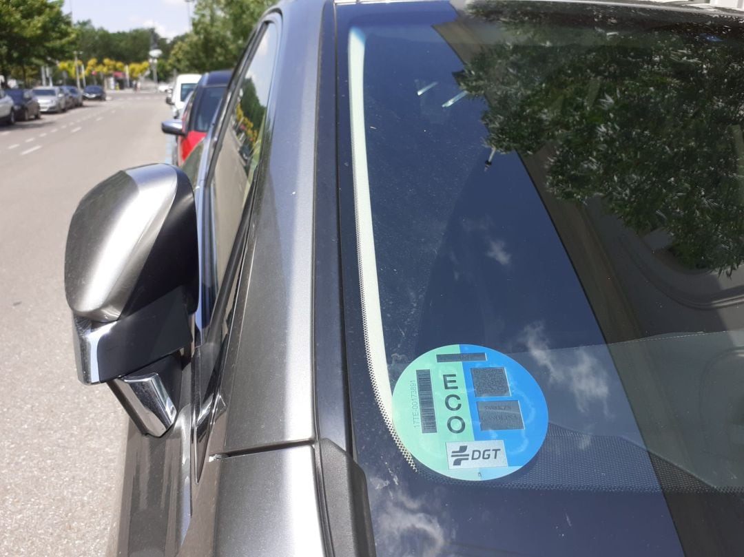 Etiqueta medioambiental en el parabrisas de un coche