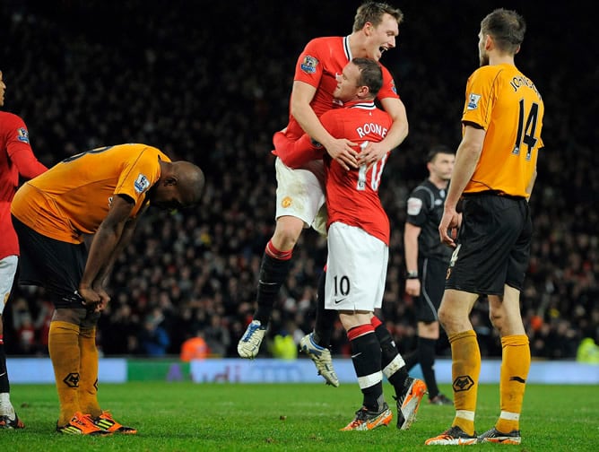 El jugador del United celebra uno de sus tantos junto a Phil Jones en la victoria de su equipo ante el Wolverhampton Wanderers por 4-1