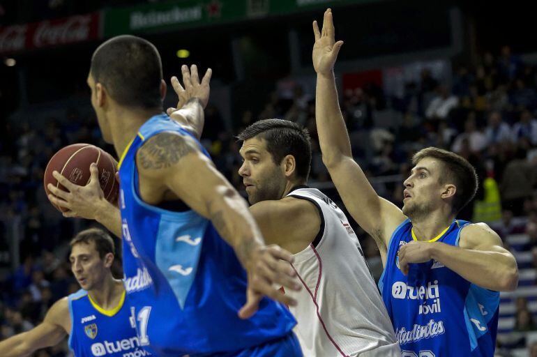 GRA219. MADRID, 07/12/2014.- El pívot del Real Madrid Felipe Reyes (c) con el balón ante el alero del Estudiantes Xavi Rabaseda (d) durante el partido de la décima jornada de Liga ACB, disputado esta tarde en el Palacio de los Deportes. EFE/Emilio Naranjo