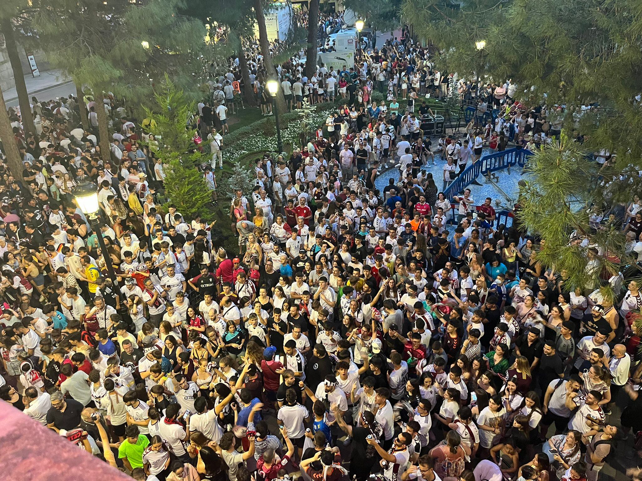 Miles de personas en la Plaza del Ayuntamiento