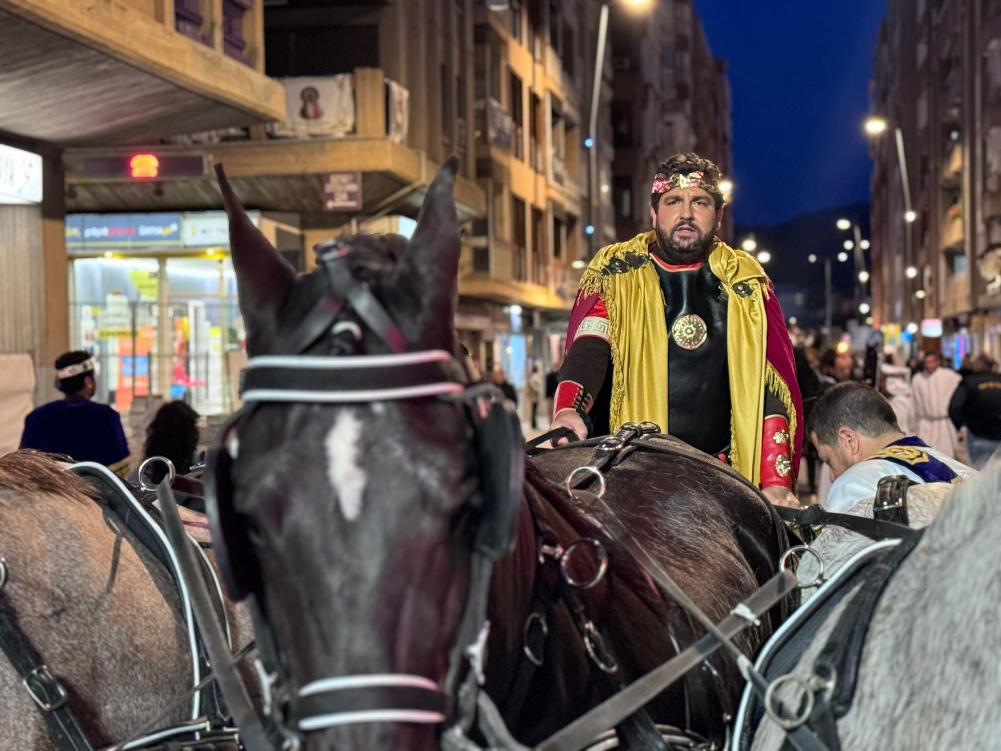 El presidente de la Región de Murcia, Fernando López Miras, encarnando al emperador romano Teodosio durante los desfiles bíblico pasionales de la Semana Santa de Lorca