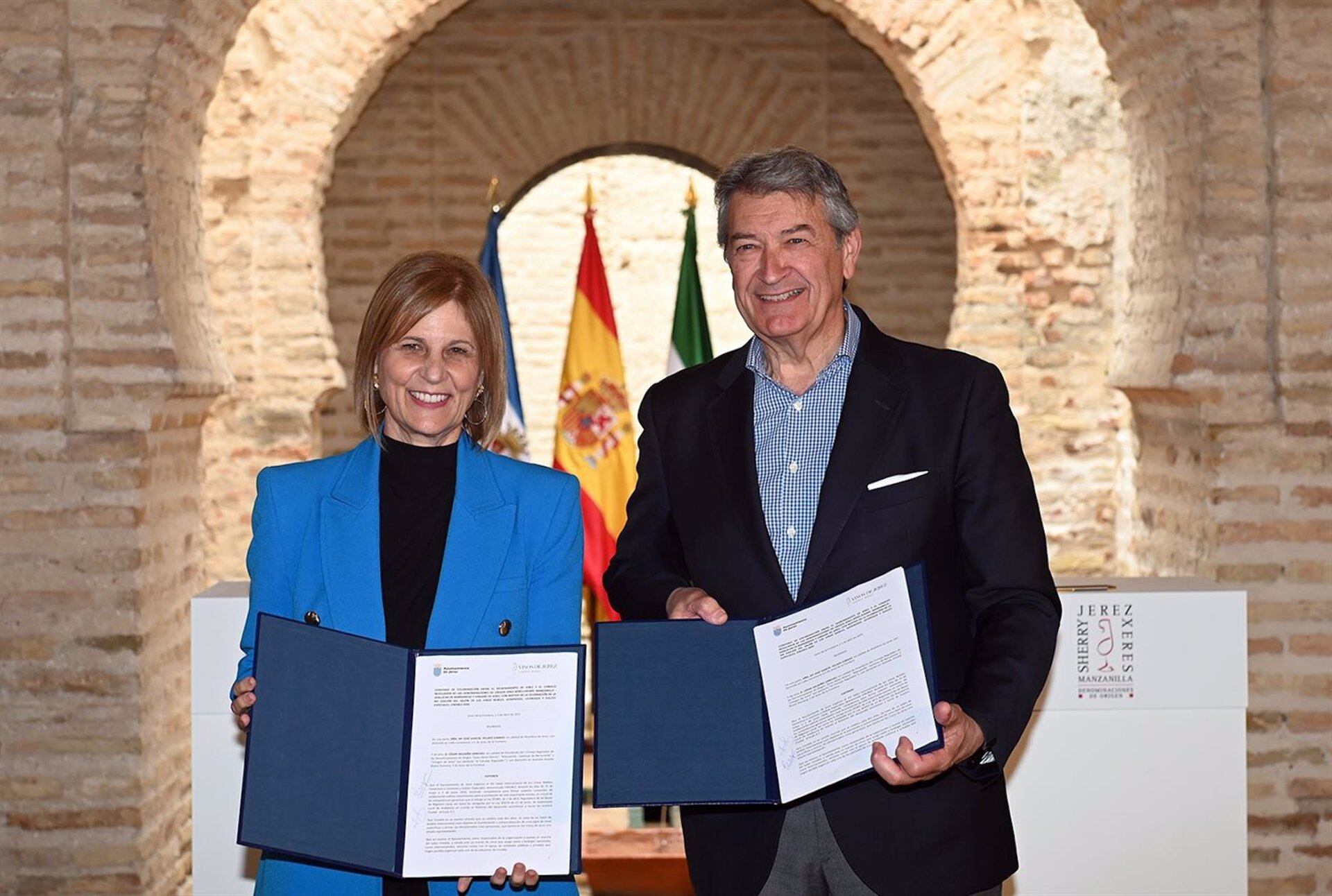 Firma del convenio para la celebración de Vinoble 2026