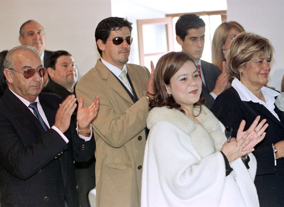 Humberto Janerio (a la izquierda), junto a sus hijos y María José Campanario, mujer de su hijo Jesulín, en una imagen de 2003