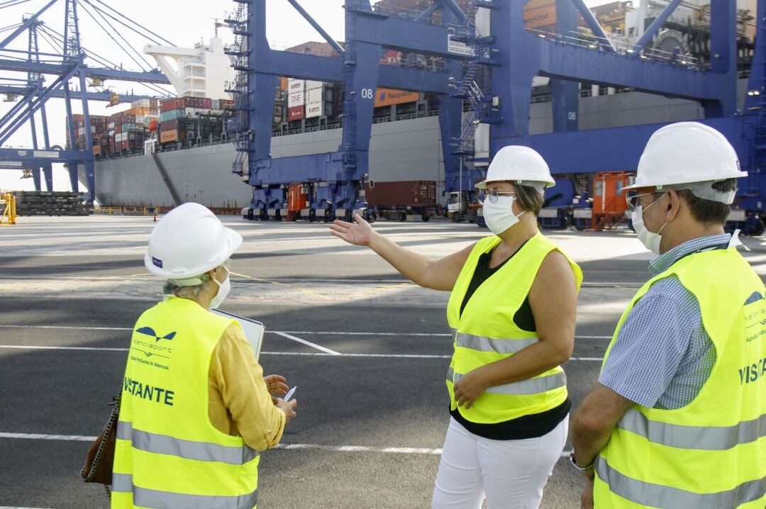 Comisionada por la Generalitat para los Suministros COVID, Mª José Mira supervisa la llegada de un buque con contenedores de material