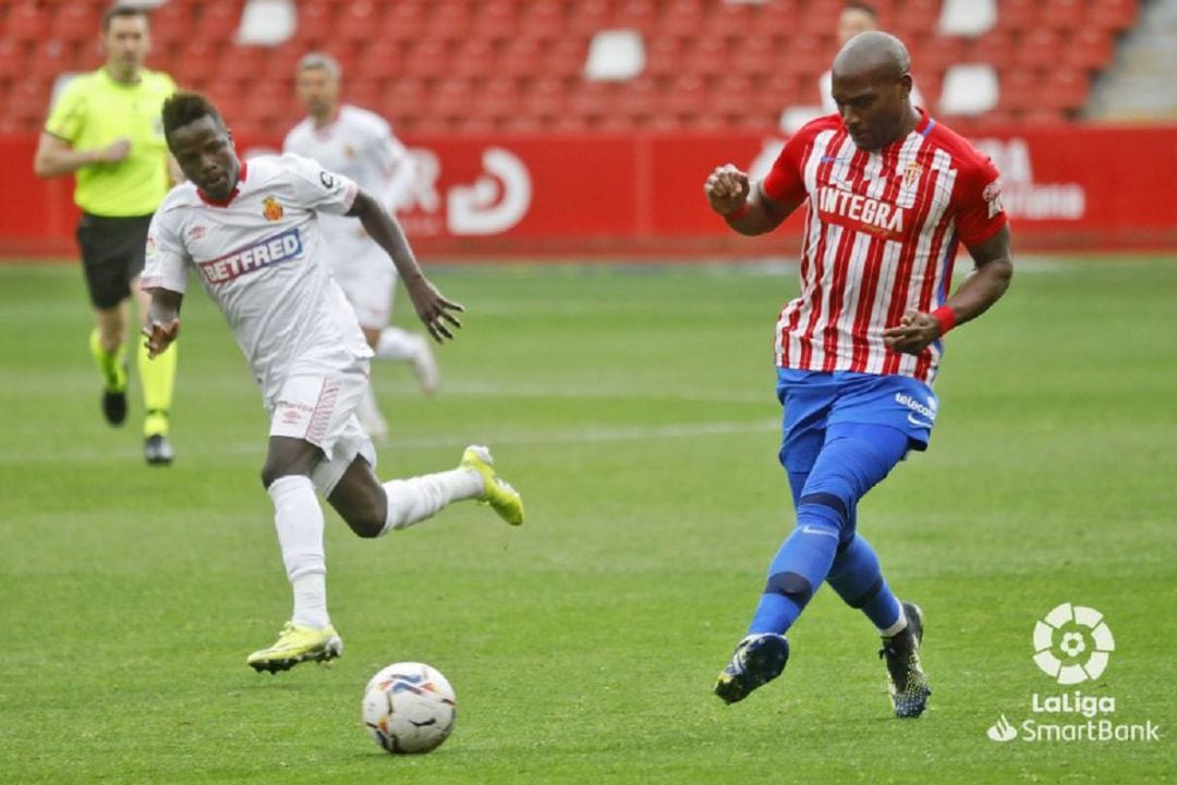 Babin (derecha) golpea el balón durante el partido contra el Mallorca