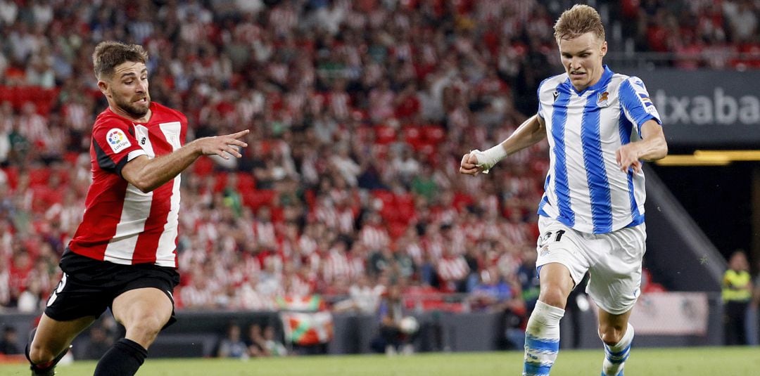 Odegaard y Yeray Álvarez durante el derbi de San Mamés