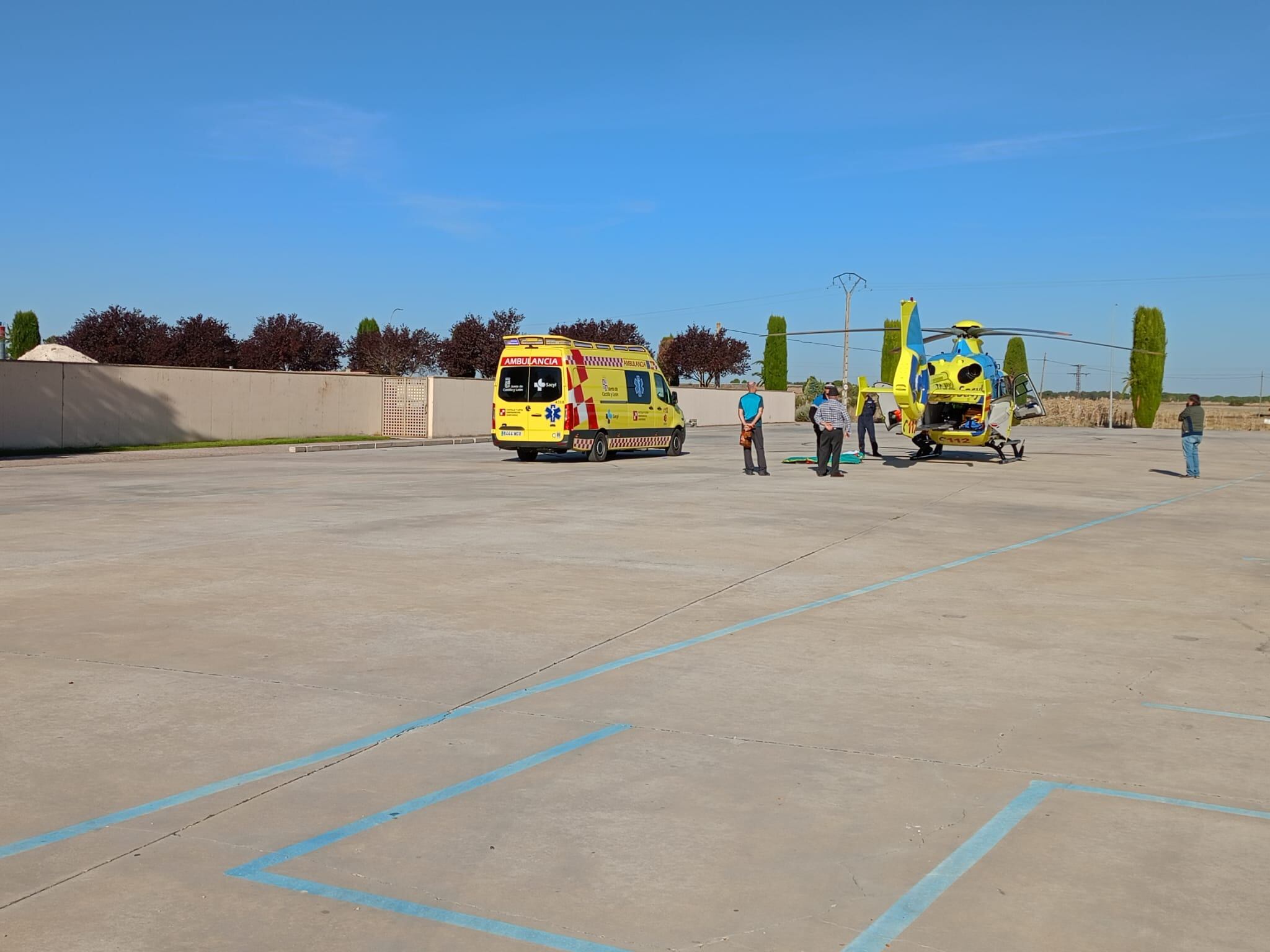 Ambulancia y helicóptero esperando en el aparcamiento del cementerio de Cuéllar