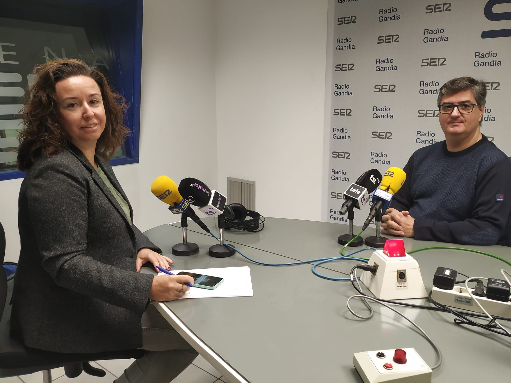 Josep Antoni Alberola, alcalde de Benifairó de la Valldigna en los estudios del Grupo Radio Gandia.