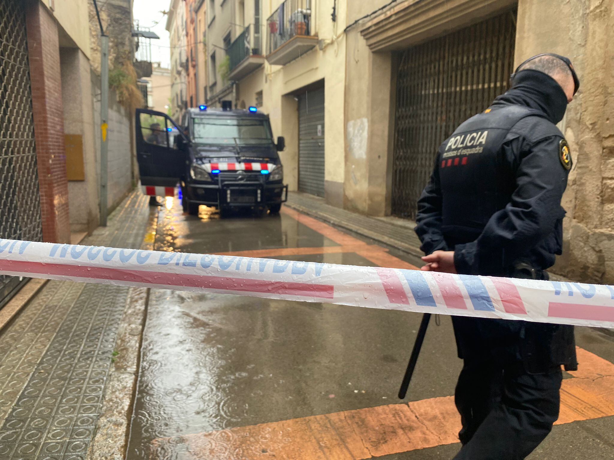 El furgón policial que custodia el edificio donde vive el detenido mientras se realizan los registros a la vivienda