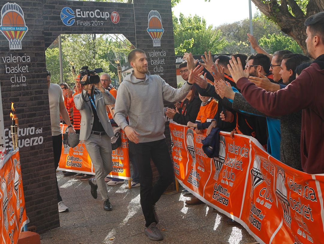 Matt Thomas, junto a la afición de Valencia Basket