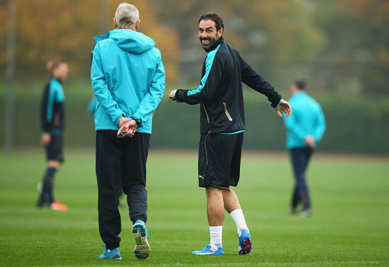 El ex futbolista francés, Robert Pirès, como ayudante de Wenger.