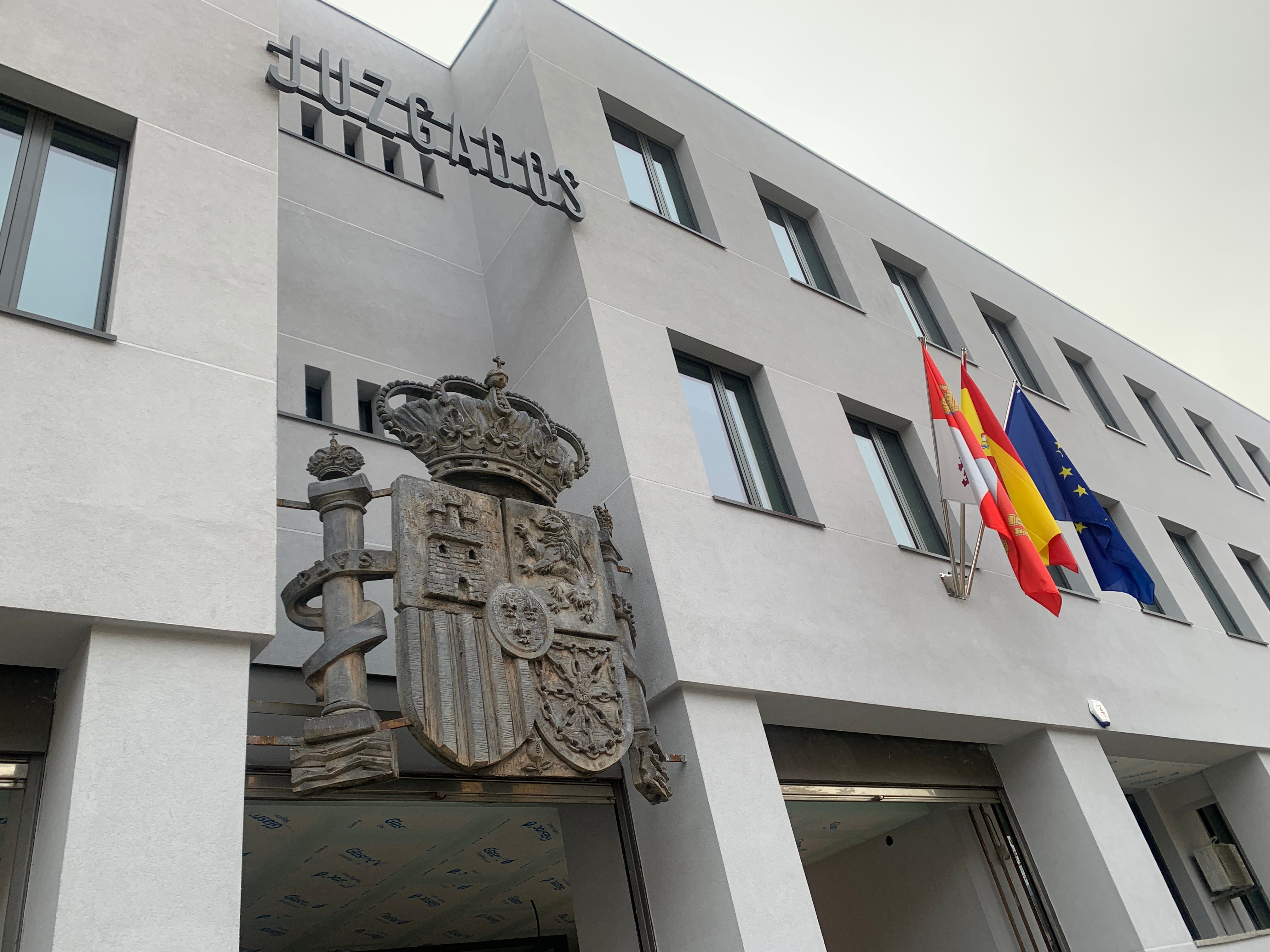 Vista de la entrada principal del Palacio de Justicia de Ponferrada