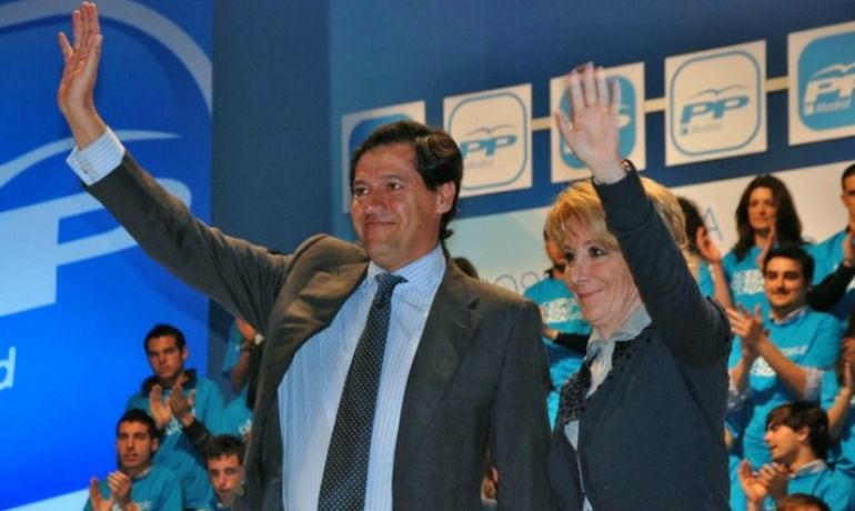 José Ignacio Fernández Rubio (izq) junto a la expresidenta de la Comunidad de Madrid Esperanza Aguirre en un acto del Partido Popular