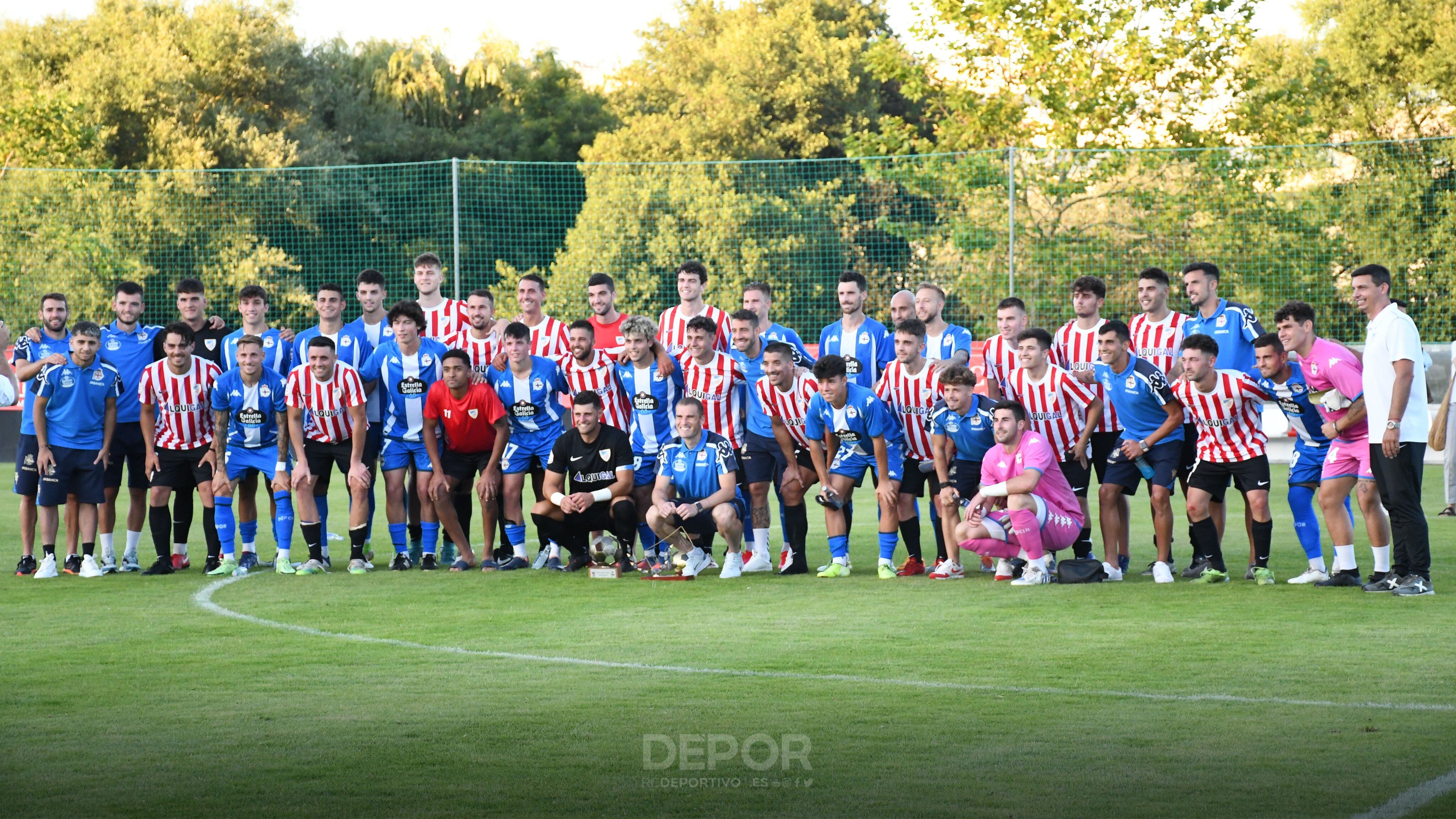 Jugadores de Deportivo y Atlético Arteixo homenajean a Arsenio Iglesias