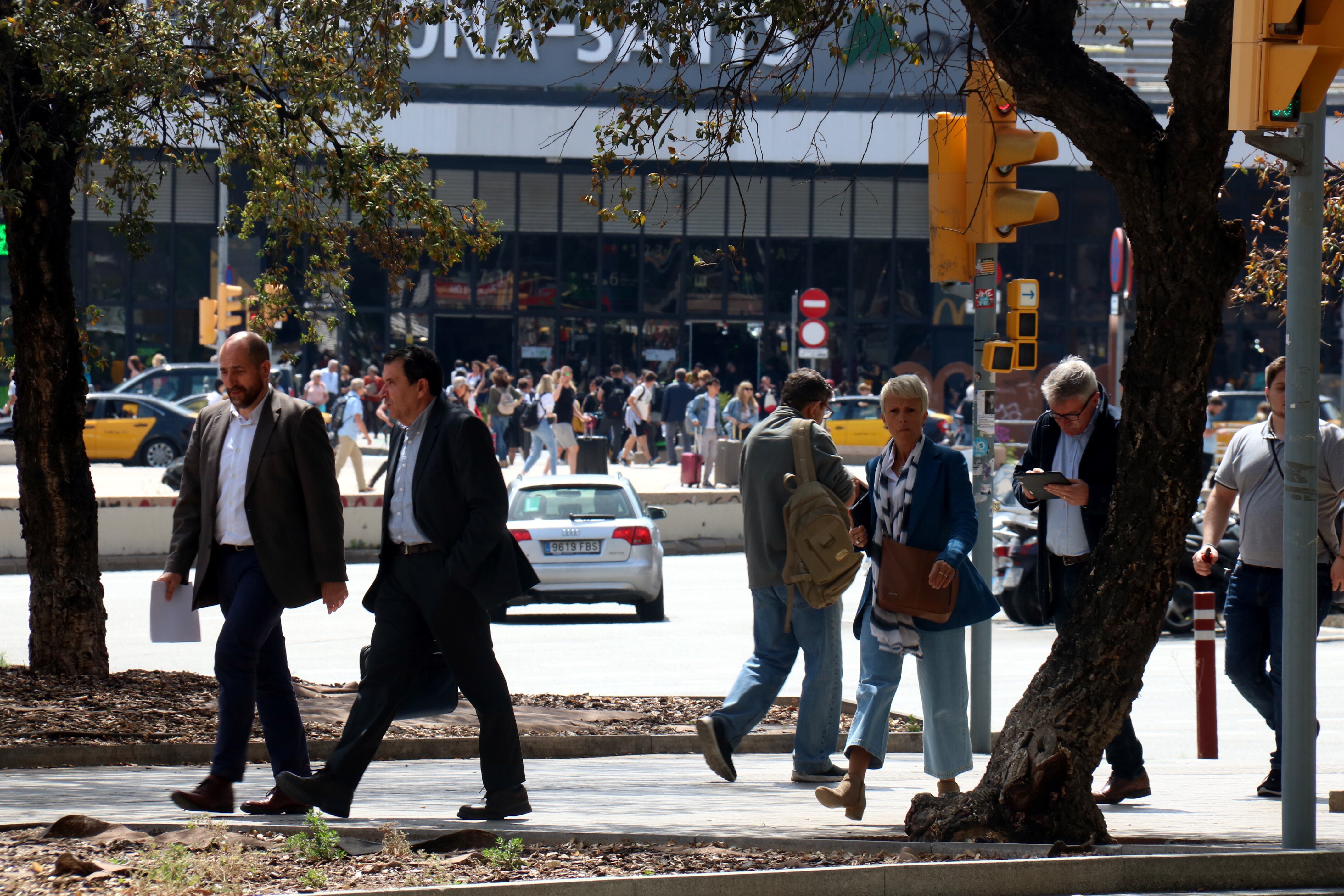 La directora de Rodalies, Mayte Castillo, i responsables d'Adif es dirigeixen al departament de Territori.