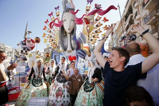 GRA175. ALICANTE, 21/06/2015.- El presidente de la Hoguera &quot;Séneca-Autobusos&quot;, José Amand, junto a la Bellea del Foc, Carmen Caballero (c), y sus damas de Honor después de ganar el monumento, el primer premio de la categoría especial de las fiestas de Hogueras de Alicante 2015. EFE/Manuel Lorenzo