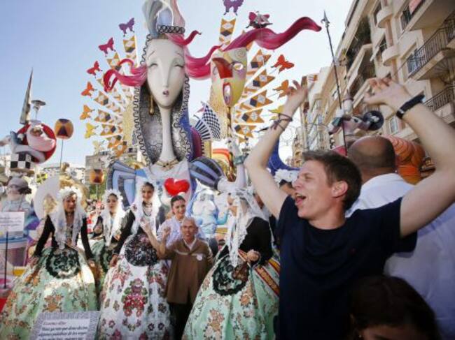 GRA175. ALICANTE, 21/06/2015.- El presidente de la Hoguera "Séneca-Autobusos", José Amand, junto a la Bellea del Foc, Carmen Caballero (c), y sus damas de Honor después de ganar el monumento, el primer premio de la categoría especial de las fiestas de Hogueras de Alicante 2015. EFE/Manuel Lorenzo