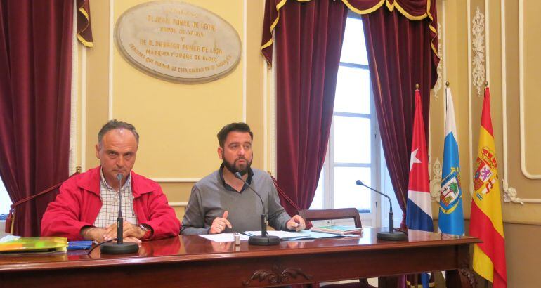 Los concejales socialistas, Juan Cantero y Fran González, durante su intervención en rueda de prensa