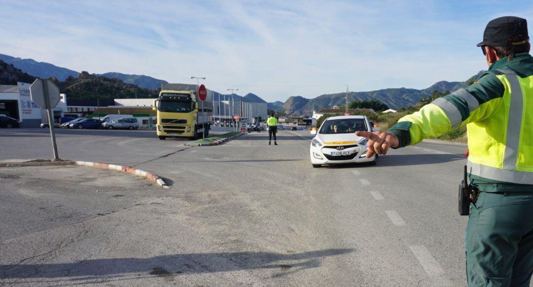 Un agente de la Guardia Civil durante un control de tráfico