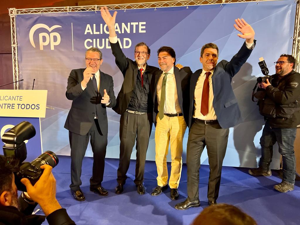 Pérez, Rajoy, Barcala y Mazón saludan al público reunido en los Salones Juan XXIII