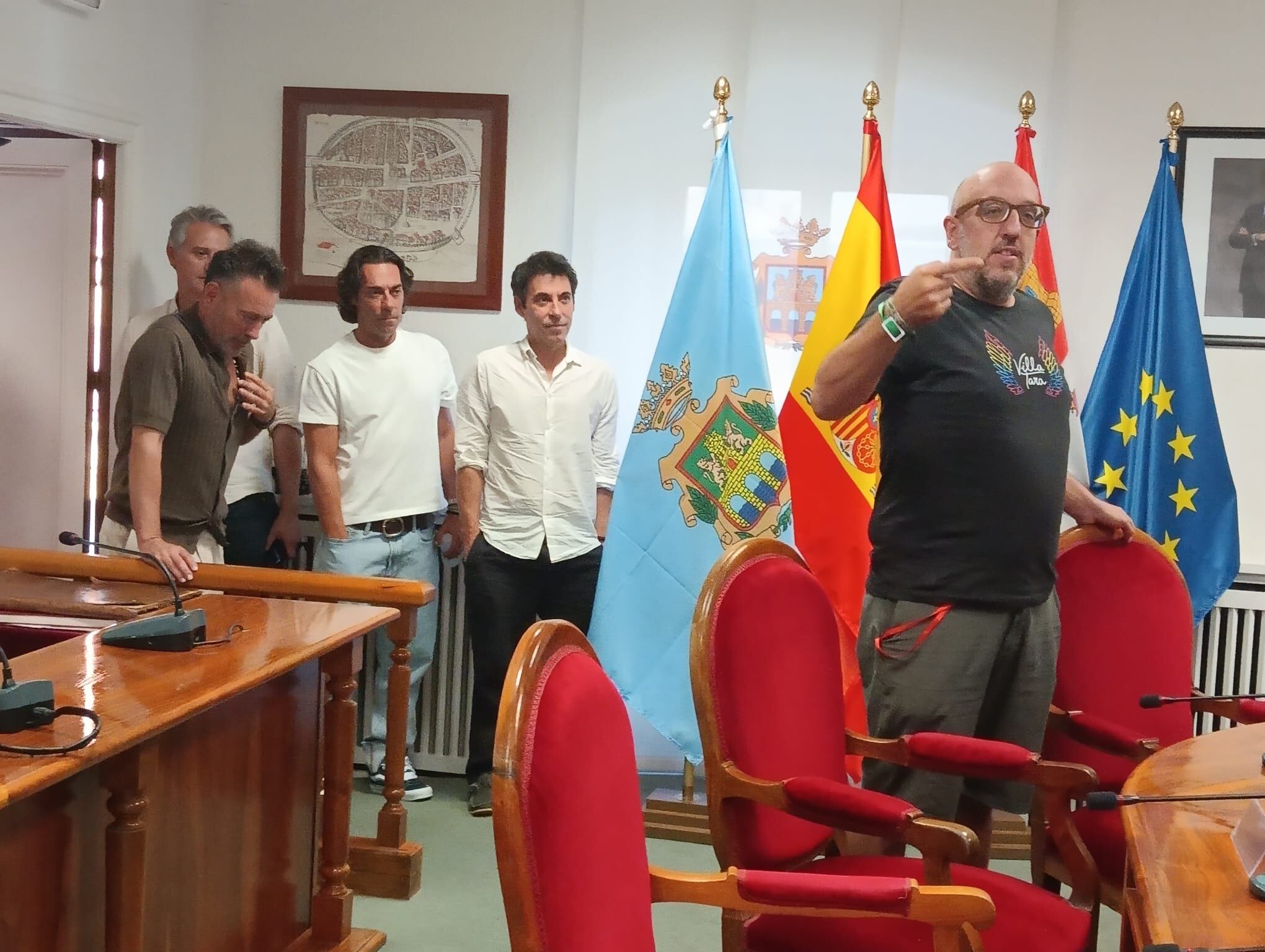 Javier Ajenjo daba la bienvenida a Café Quijano (detrás)