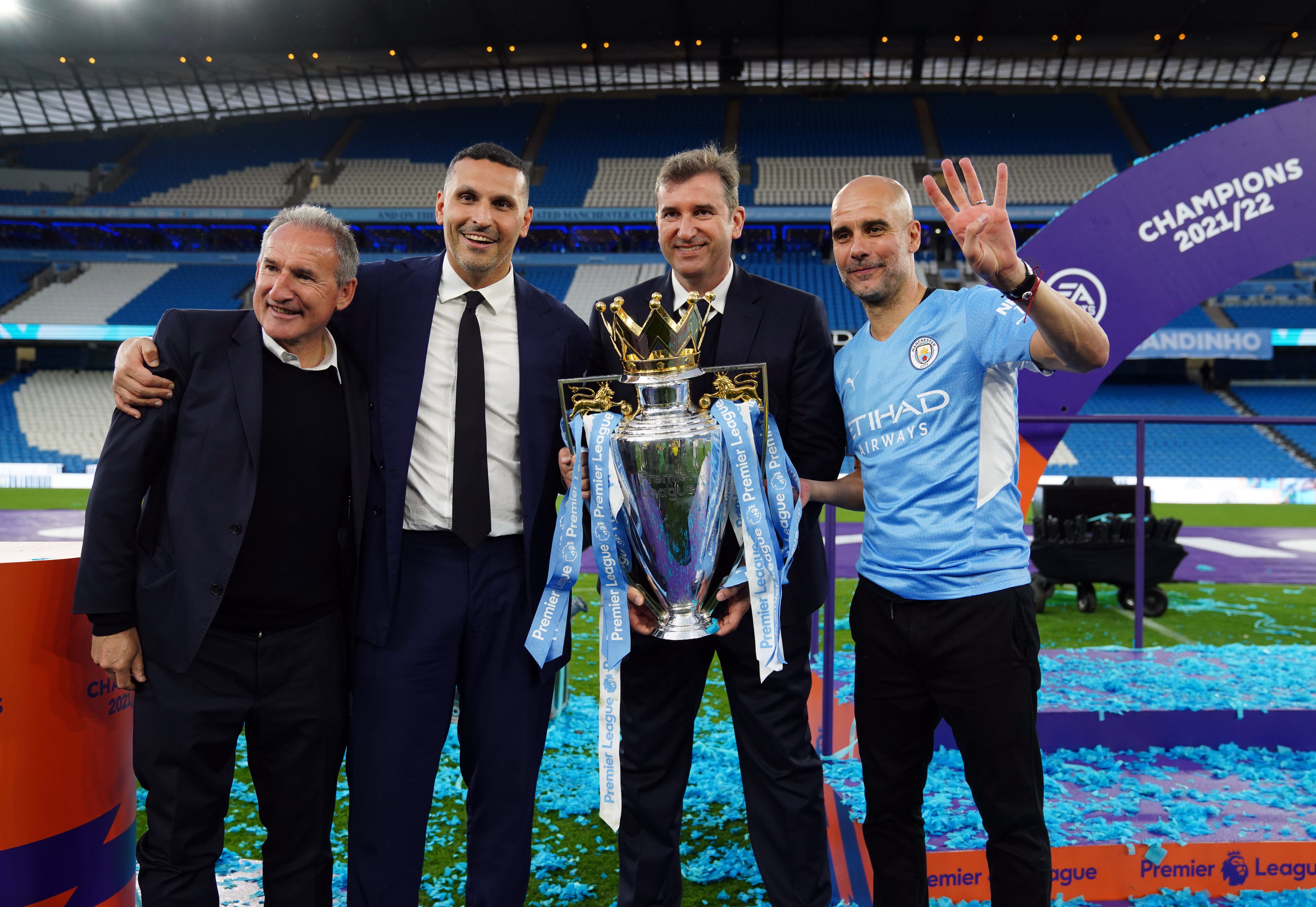 Pep Guardiola junto a su cuerpo técnico, tras ganar la última edición de Premier League.