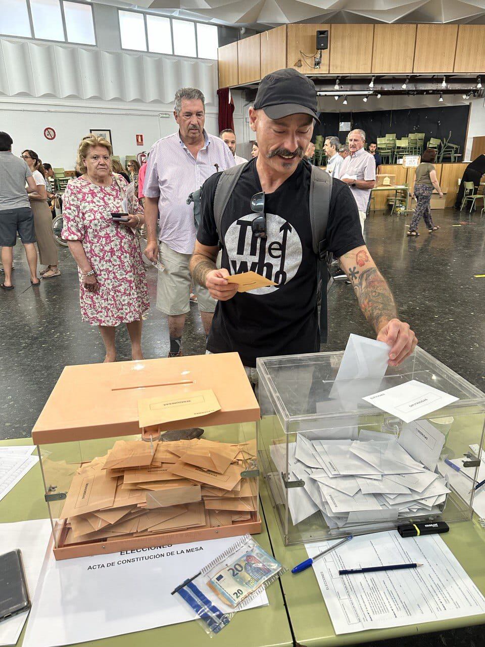 Txema Guijarro, cabeza de lista de Compromís-Sumar al Congreso por Alicante, votando el 23 J