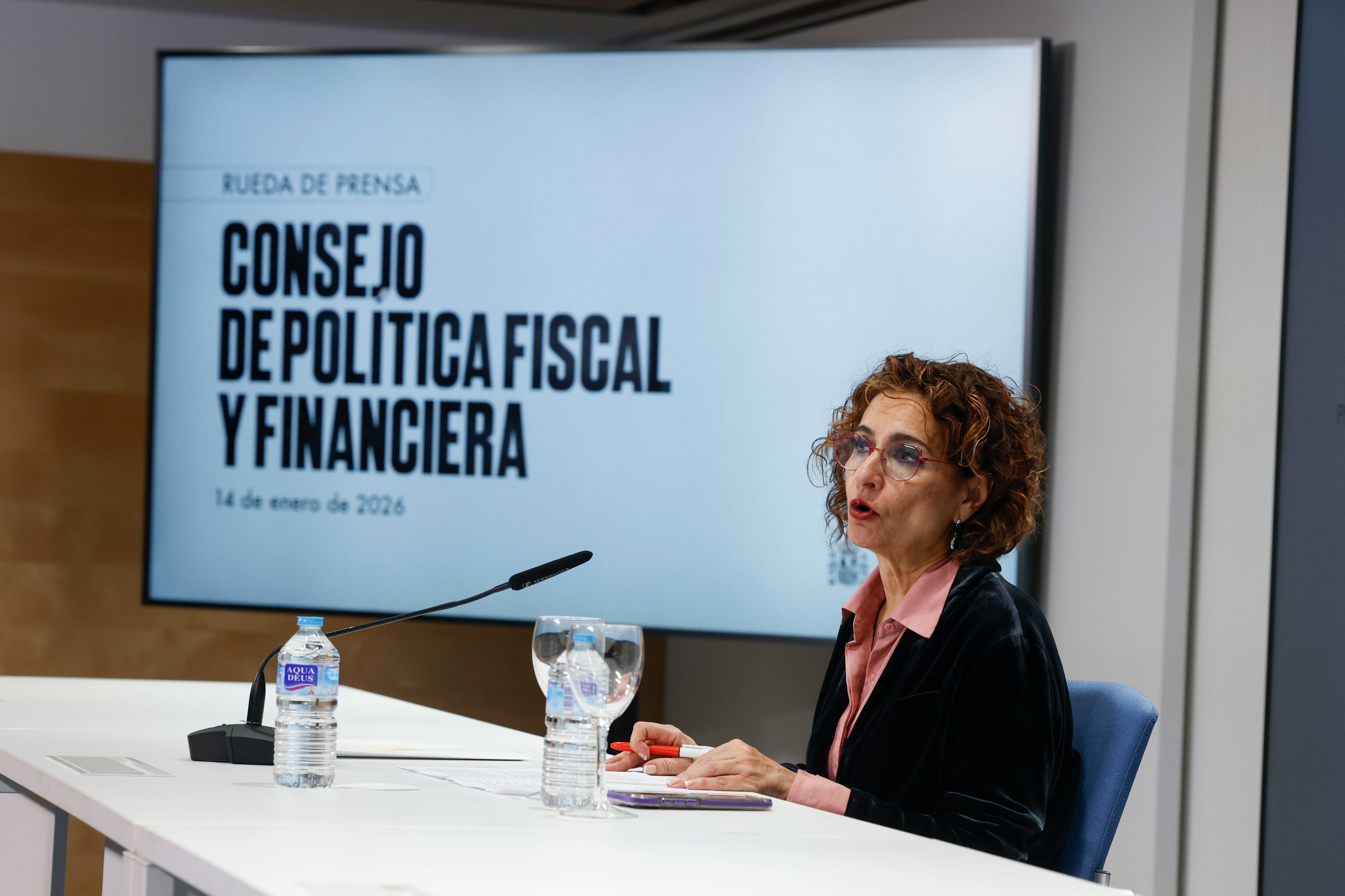 MADRID, 14/01/2026.- La vicepresidenta primera del Gobierno y ministra de Hacienda, María Jesús Montero, durante la rueda de prensa que ha ofrecido tras presidir este martes en Madrid el Consejo de Política Fiscal y Financiera (CPFF). EFE/ J.J.Guillen