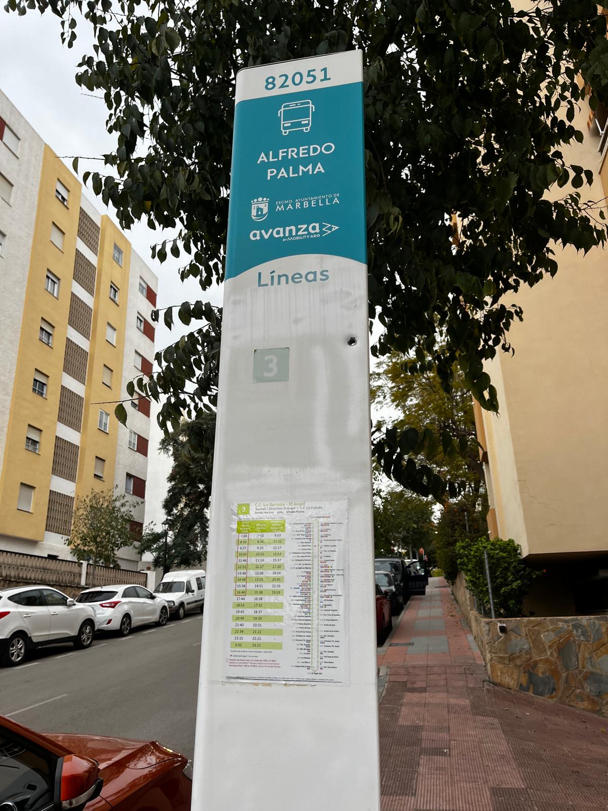 Una de las balas ha impactado en la parada de autobús cercana a Las Albarizas de Marbellla