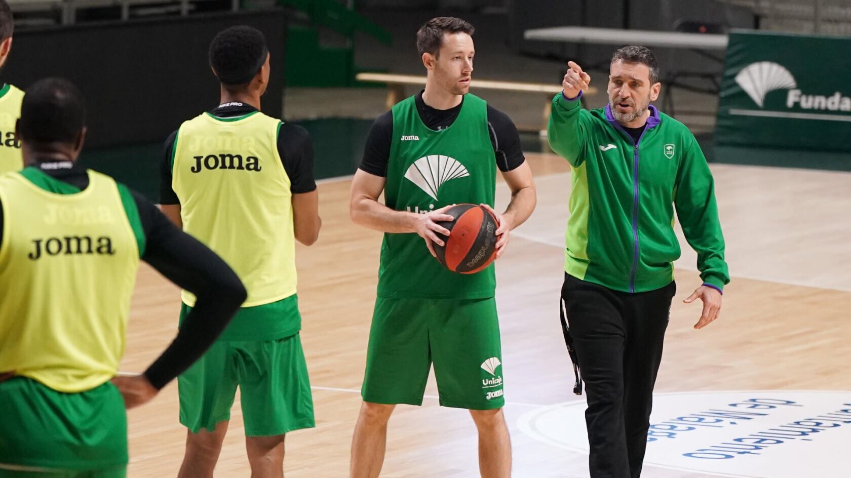 Kalinoski atiende a Ibon Navarro en un entrenamiento