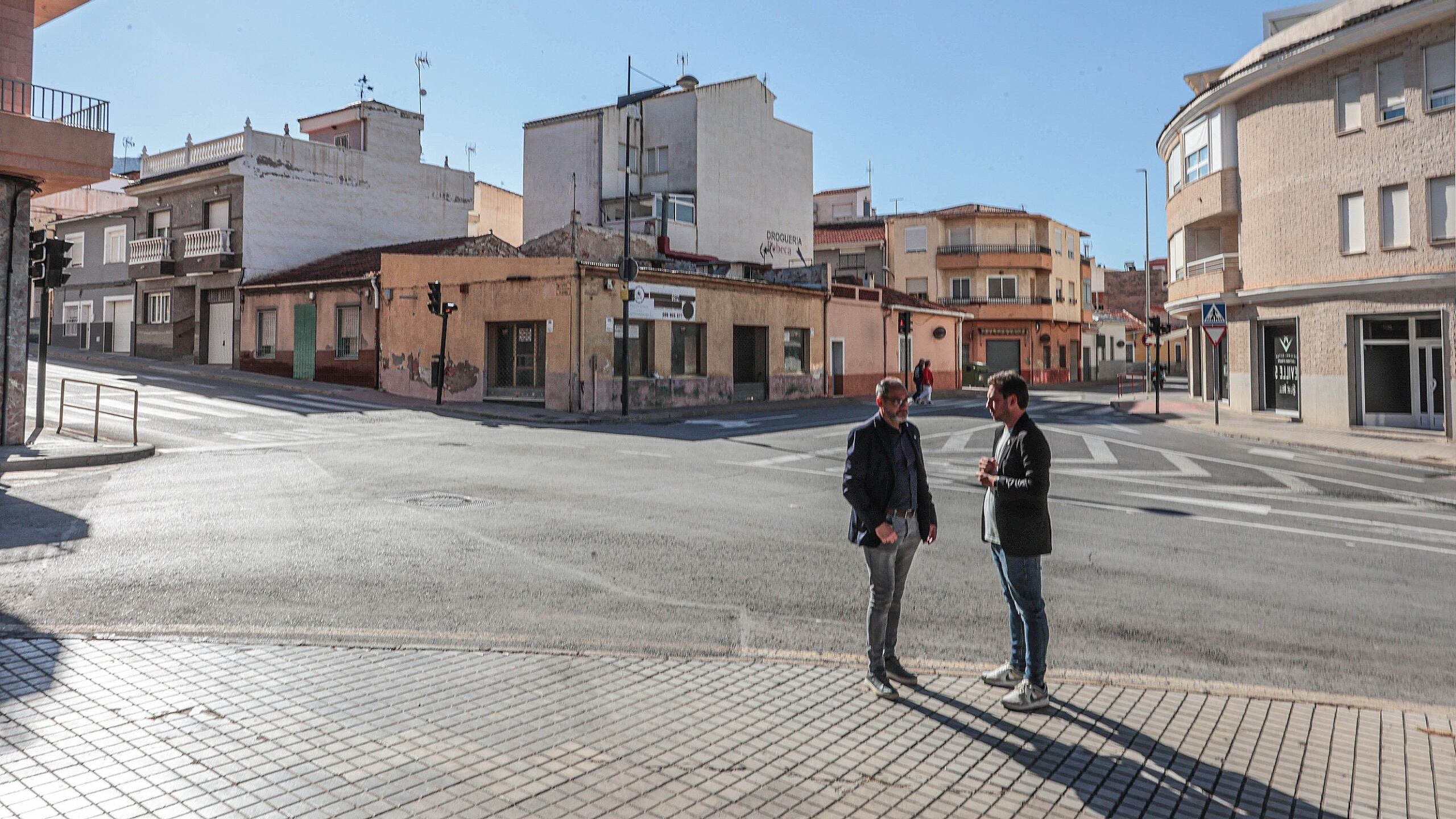 Los concejales de Seguridad Ciudadana y Urbanismo, Fernando Díaz y David Morcillo; en el lugar en el que se emplazará la rotonda