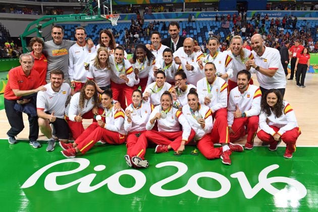 La selección femenina de baloncesto posa con su plata en Río