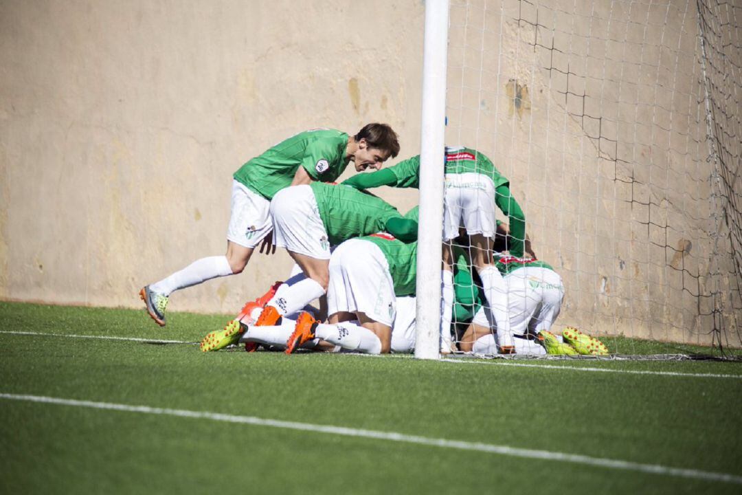 Los jugadores del Guijuelo, celebrando el gol.