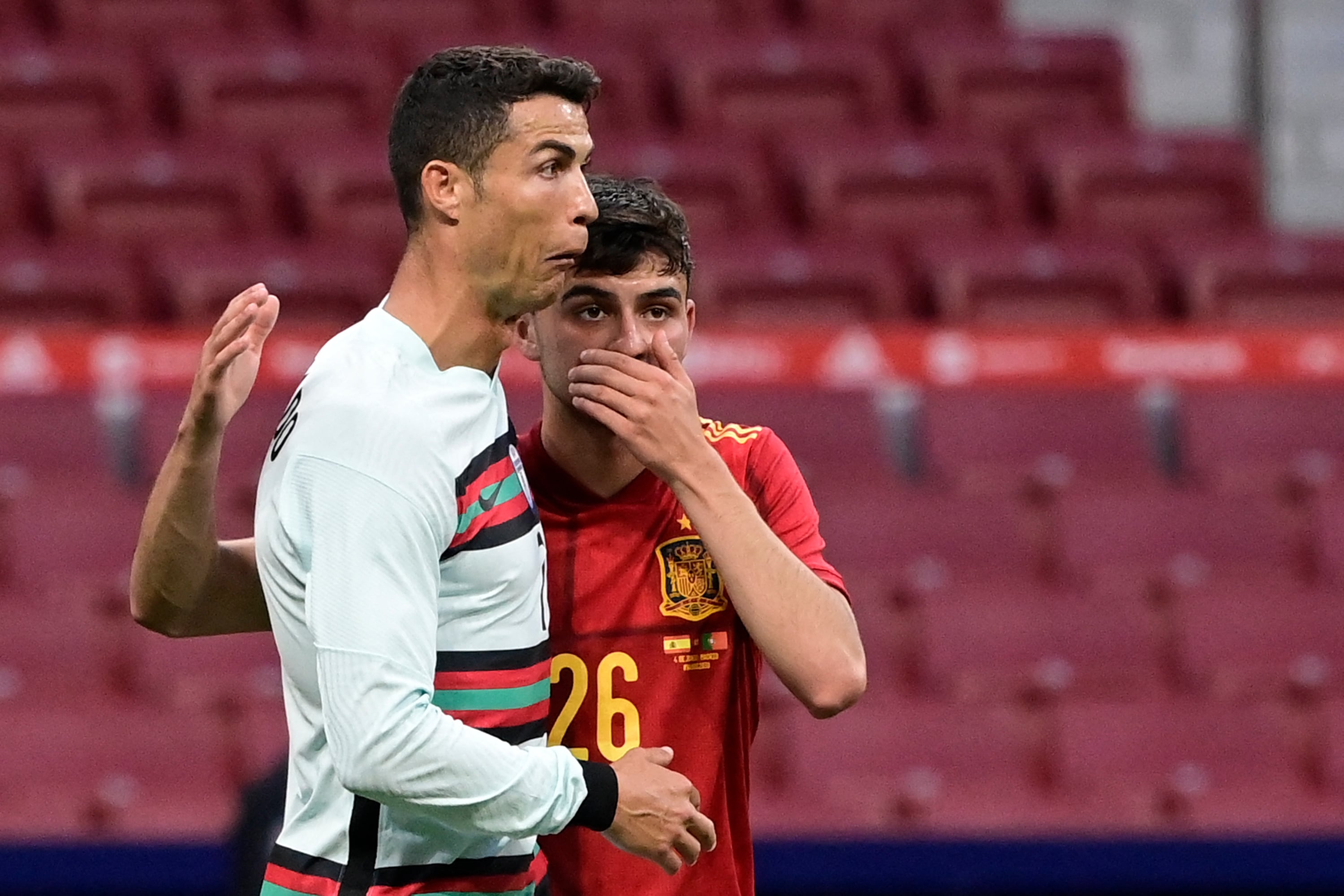 Cristiano Ronaldo y Pedri, durante el encuentro disputado entre ambas selecciones en junio de 2021.