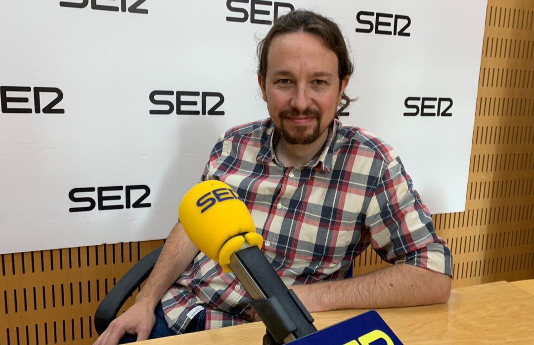 Pablo Iglesias en los estudios de Radio Murcia minutos antes de su intervención en el programa Hoy por hoy.