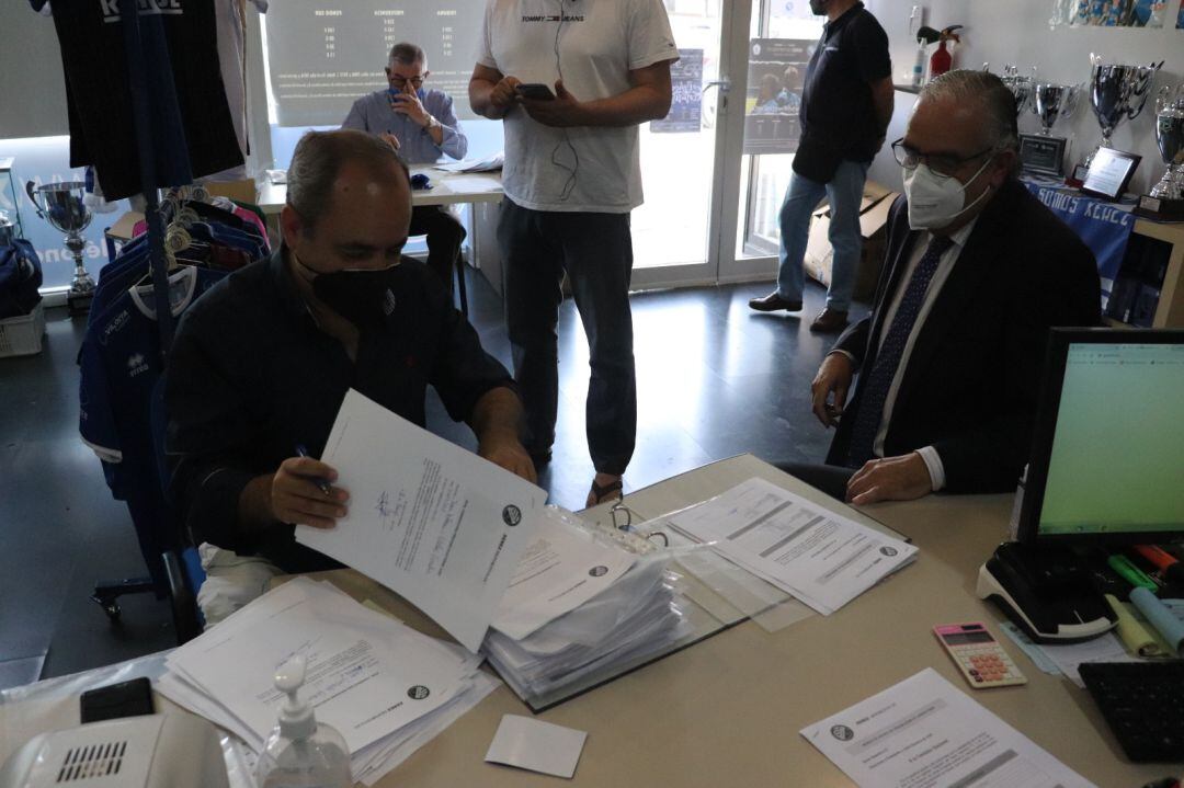 Juan Carlos Corchado e Ignacio de la Calle presentan la lista y los avales en la sede del club