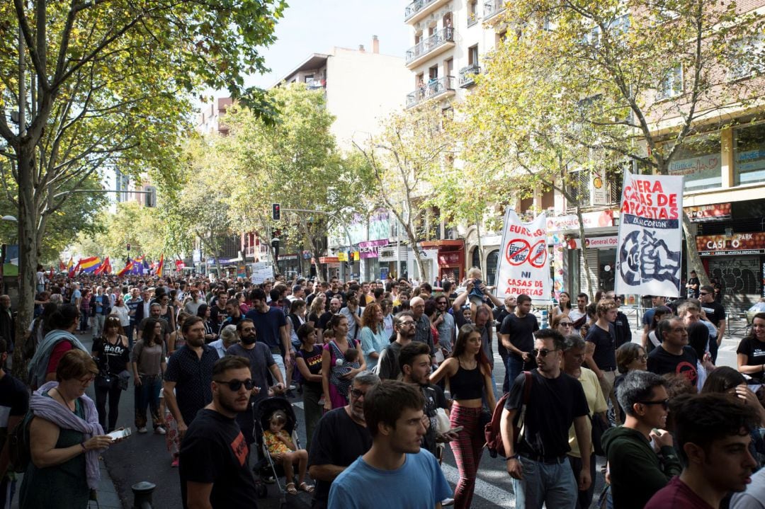 Cientos de personas participan este domingo en Madrid en una manifestación para denunciar la proliferación de las casas de juego en la calle Bravo Murillo.