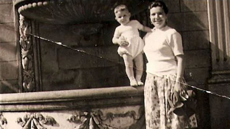 El escritor Jorge Fernández Díaz con su madre, Carmina, en Buenos Aires