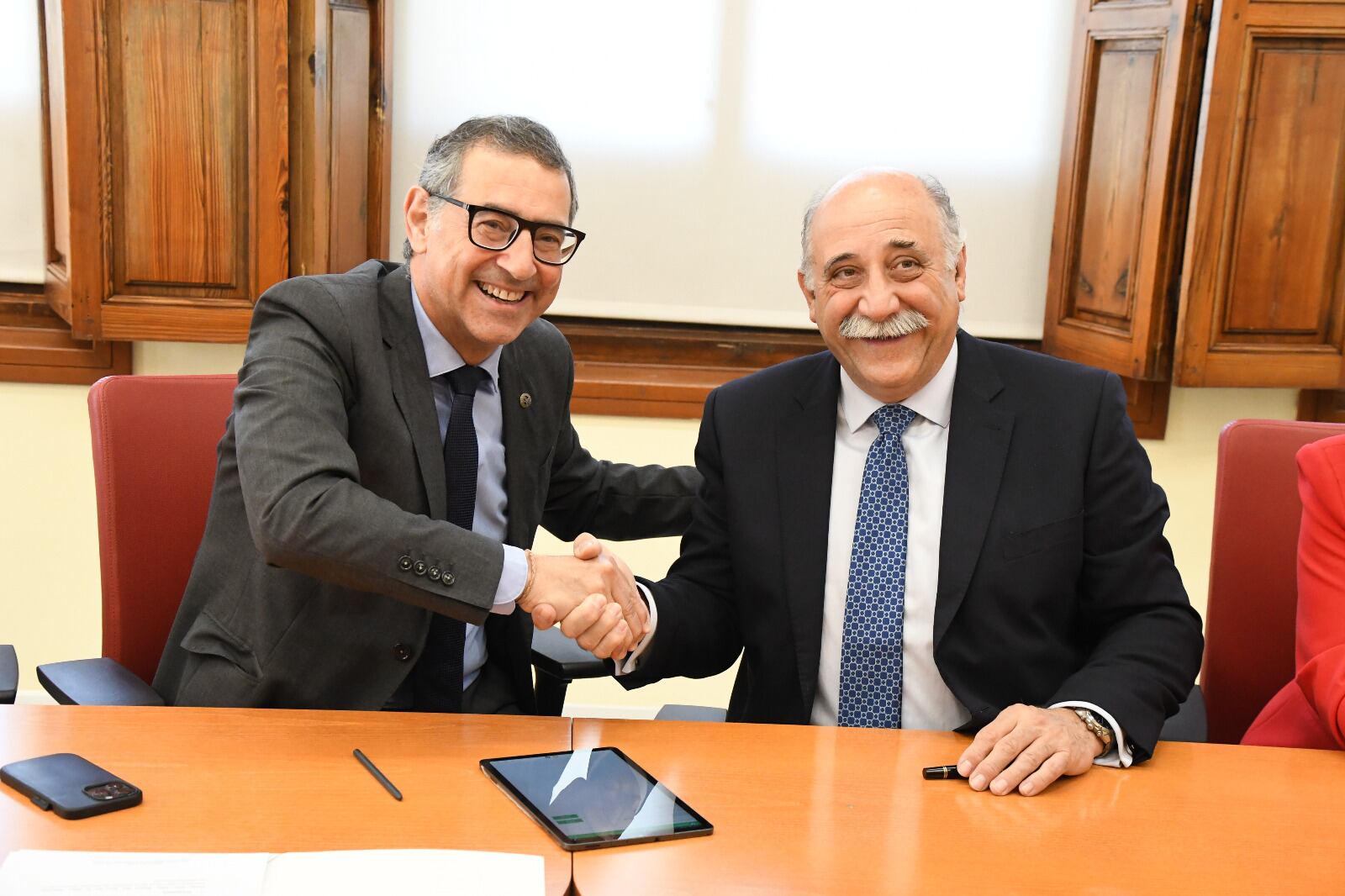 El rector de la UMU, José Luján, con el decano de los abogados de Murcia, Francisco Martínez-Escribano