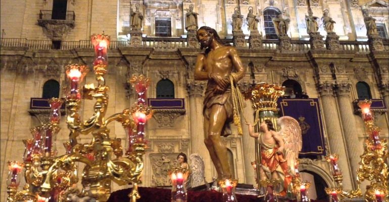 Uno de los tronos de la cofradía, frente a la Catedral de Jaén.