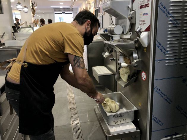 Ángel Vicente, de la Heladería Angelato, prepara helado de pistacho en el obrador