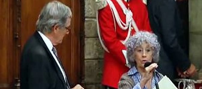 Maruja Ruiz lleva años luchando por los derechos vecinales. El 28 de noviembre le concedieron la Medalla de Honor de Barcelona. Y en el momento en que el alcalde, Xavier Trias, fue a entregársela, ella se negó a recogerla..